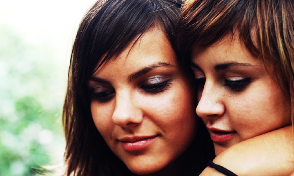Lesbians are finding love online in 2017 with dating apps