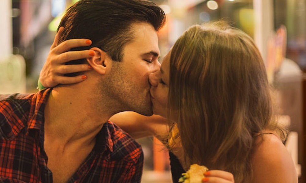 Why Women Should Kiss On A First Date
